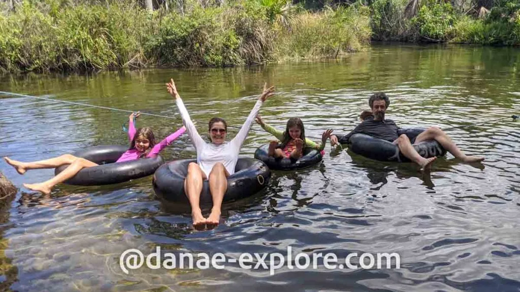 família - 2 adultos e 2 crianças, em bóias pretas redondas no início de passeio de boia-cross no Rio Formigas, próximo a Barreirinhas
