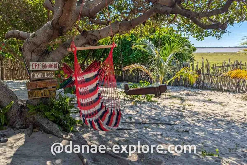 rede na sombra das árvores, numa parada para almoço durante os passeios pelas dunas em Lençóis Maranhenses