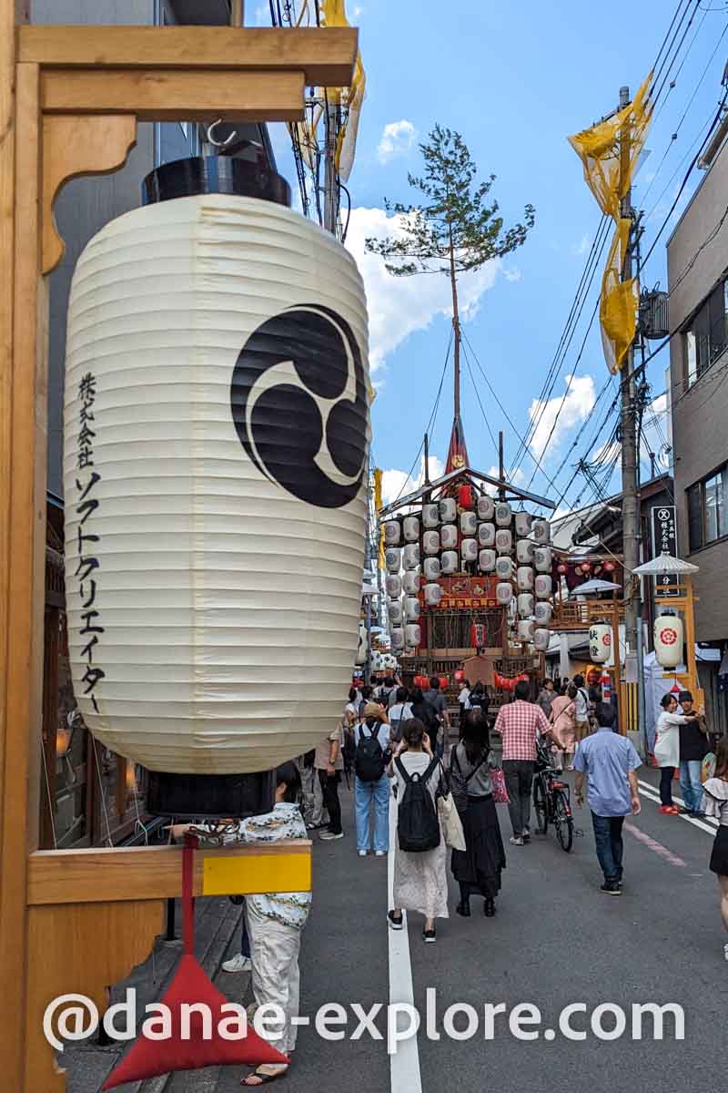 carros alegóricos do festival Gio Matsuri em Quito