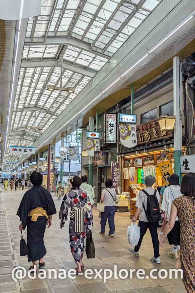 transeuntes em trajes tradicionais japoneses andando pelas ruas do Mercado Nikishi