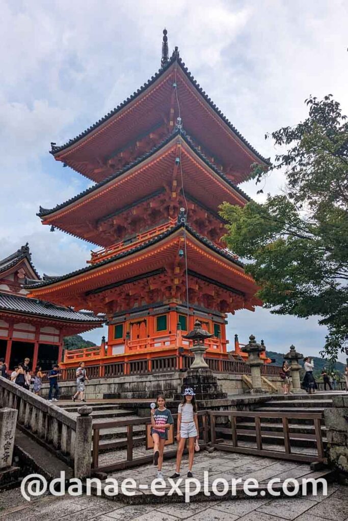 Templo Kyomizy-dera, em Quioto, Duas meninas ao longe posando para foto, em dia de verão