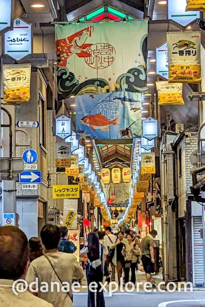 pessoas caminhando em rua coberta no Mercado Nishiki em Quioto
