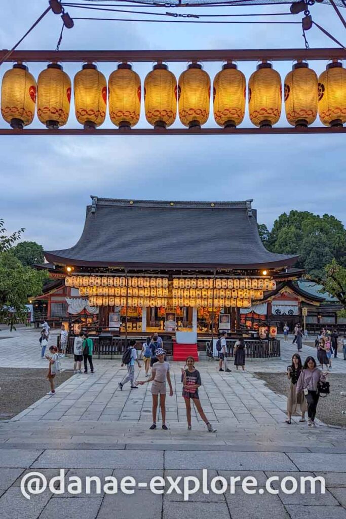 Templo Yasaka, Quioto, Japão, com lanternas iluminadas no fim da tarde em dia nublado