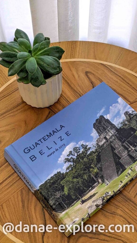 album de foto de viagem sobre mesa, na capa se lê "Guatemala Belize março de 2019"