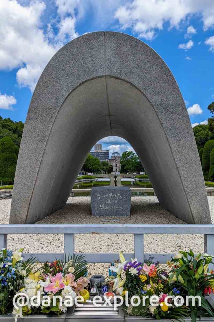 Parque Momorial da Paz em Hiroshima, Cenotáfio das vítimas da bomba atômica