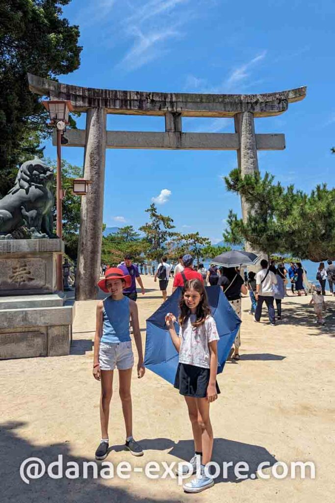 torii na entrada do Santuário Itsukushima, em Miyajima, Japão