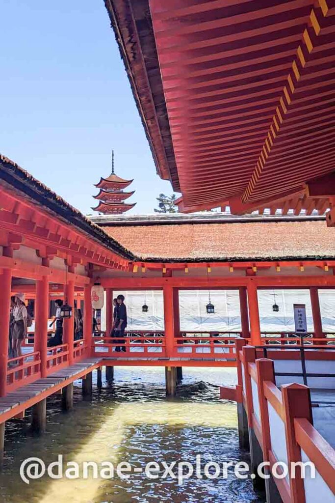 detalhe do Santuário Itsukushima, em Miyajima, Japão - um fácil daytrip a partir de Hiroshima