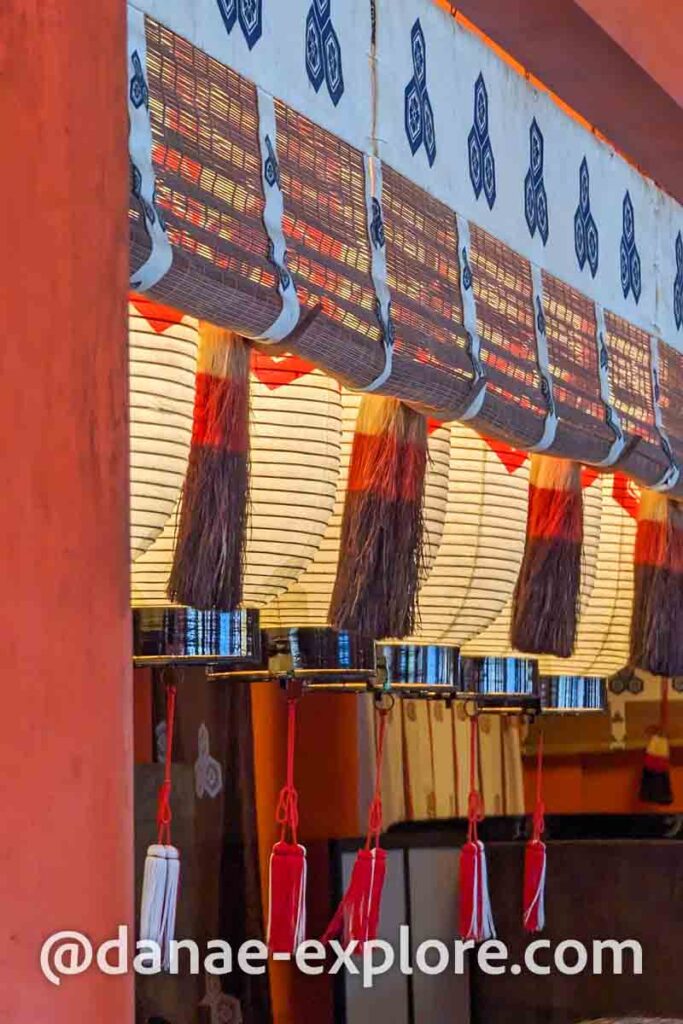 detalhe do Santuário Itsukushima, em Miyajima, Japão - um fácil daytrip a partir de Hiroshima