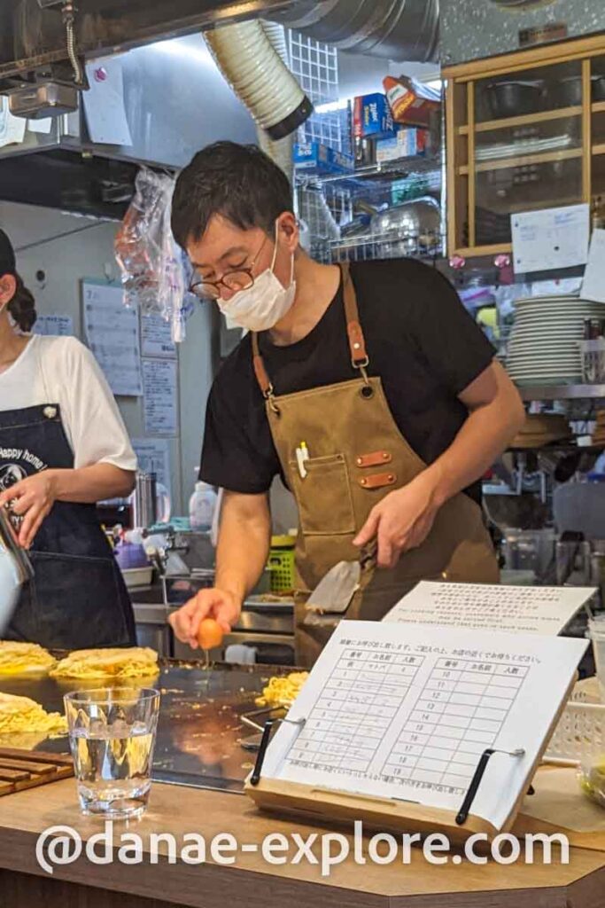 chef preprando okonomiyaki