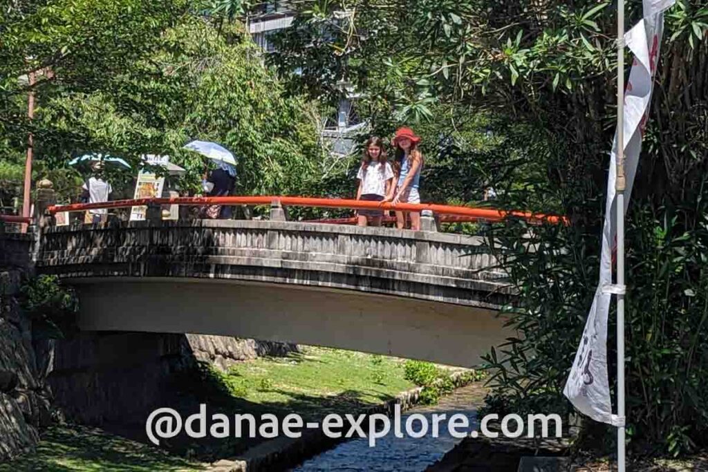 Duas garotas em ponte em Miyajima