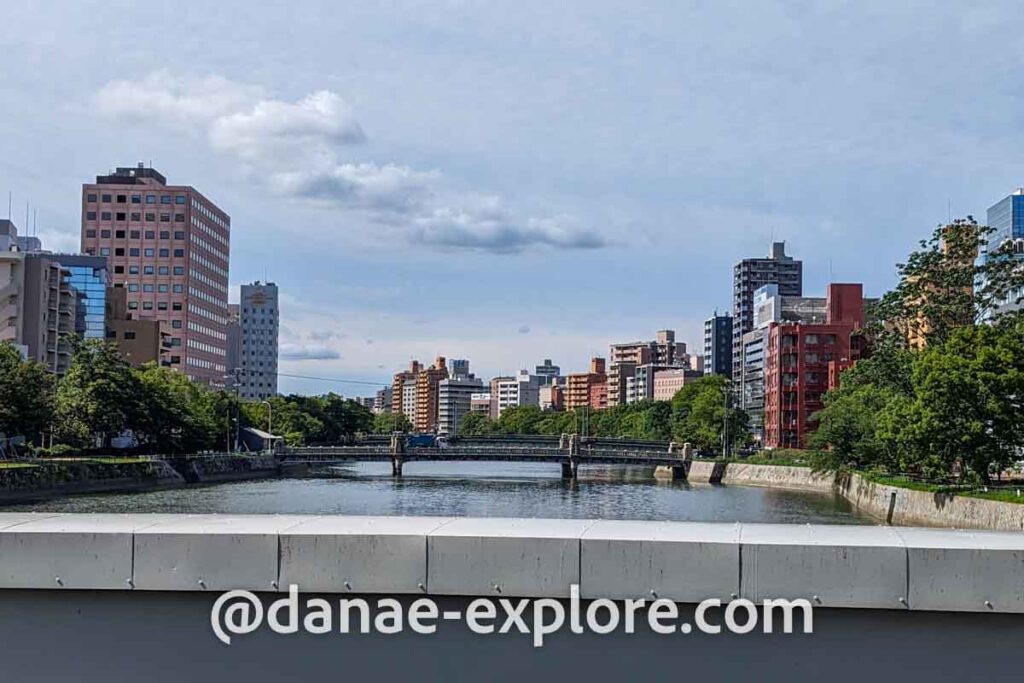 vista da cidade de Hiroshima, com prédios modernos às margensd e rio