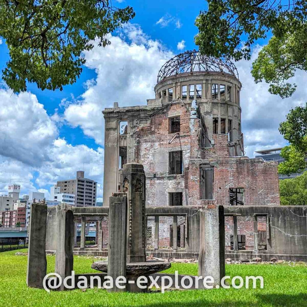 Domo da Paz (construção em tijolos em ruínas, tal qual ficou após o lançamento da bomba atômica), em Hiroshima, em dia de sol com nuvens