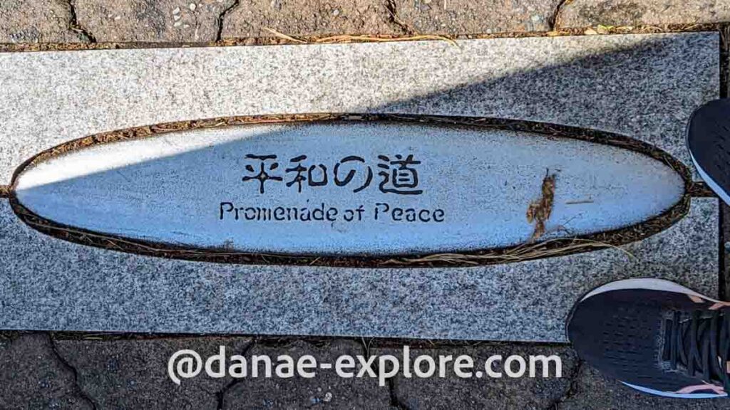 detalhe de marcação na rua em Hiroshima, onde se lê "Promenade of Peace" em japonês e inglês