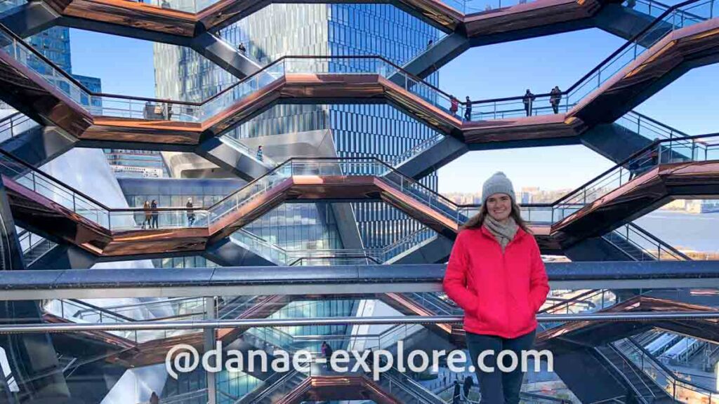 Moça em blusa vermelha, cachecol e gorro, no The Vessel, Hudson Yards 