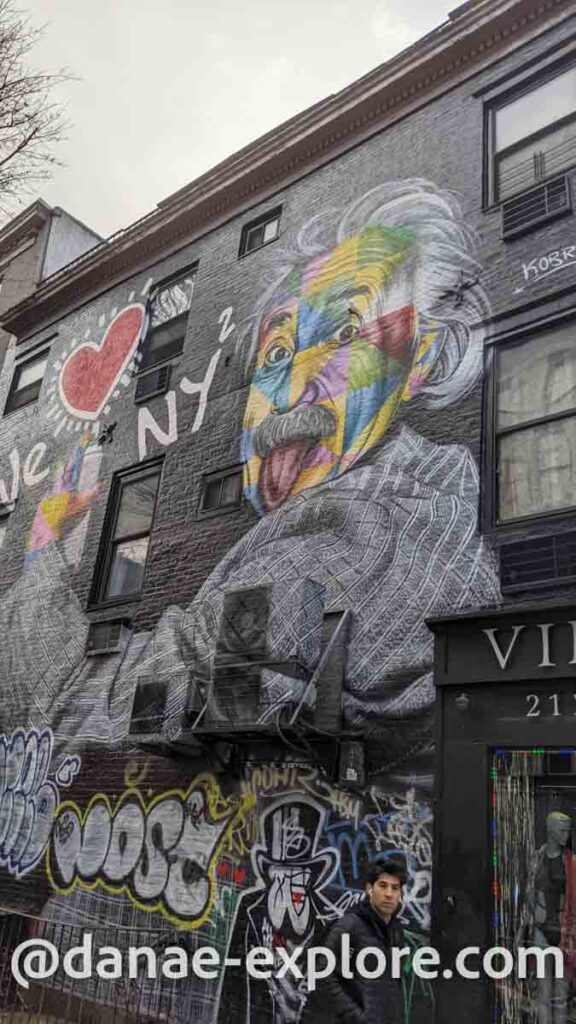 Painel grafite em homenagem a Albert Einsten - We love NY², pelo brasileiro Kobra, na rua 21 com 8ª Avenida, em Nova Iorque