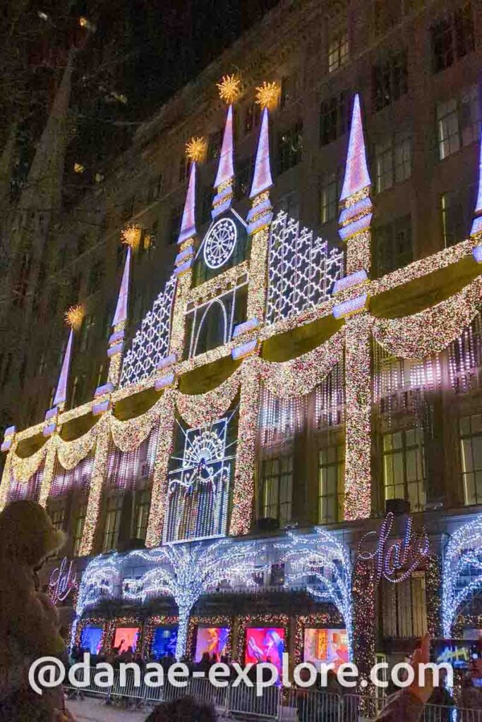 Loja da Saks, na 5ª Avenida em Nova Iorque, com decoração de Natal em Nova Iorque