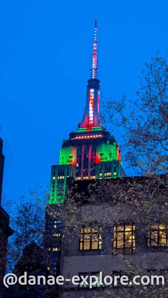 Empire State Building iluminado em verde, vermelho e branco para o Natal em Nova Iorque