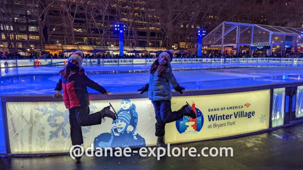 Duas crianças se preparando para patinar no gelo no Bryant Park, durante nosso roteiro de Natal em Nova Iorque