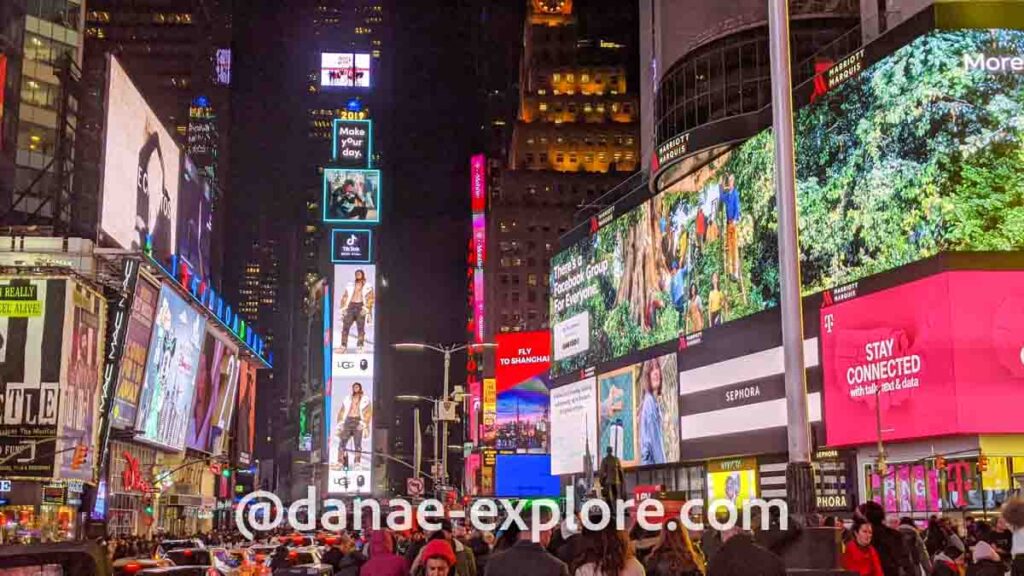 Vista noturna dos painéis de neon na Times Square, em NYC