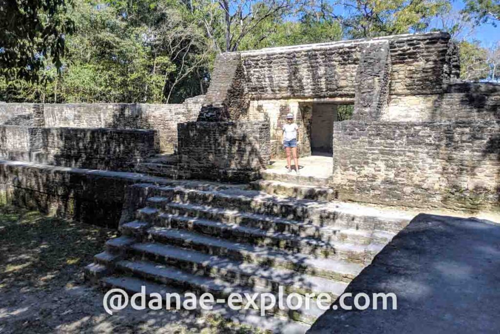 Ruínas maias de Cahal Pech, em Belize. Ao fundo se vê uma moça em shorts, camiseta e chapéu