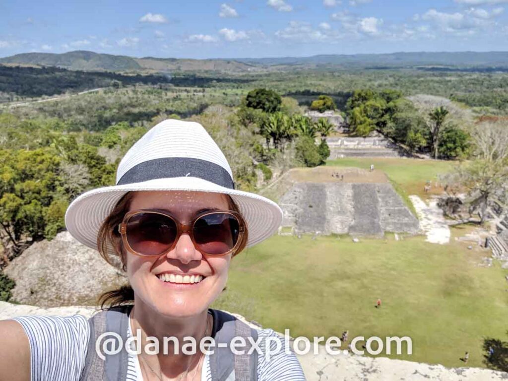 Selfie de moça branca, com óculos de sol e chapéu, no alto de El Castillo, nas ruínas de Xunantunich, parte de nosso roteiro de uma semana em Belize