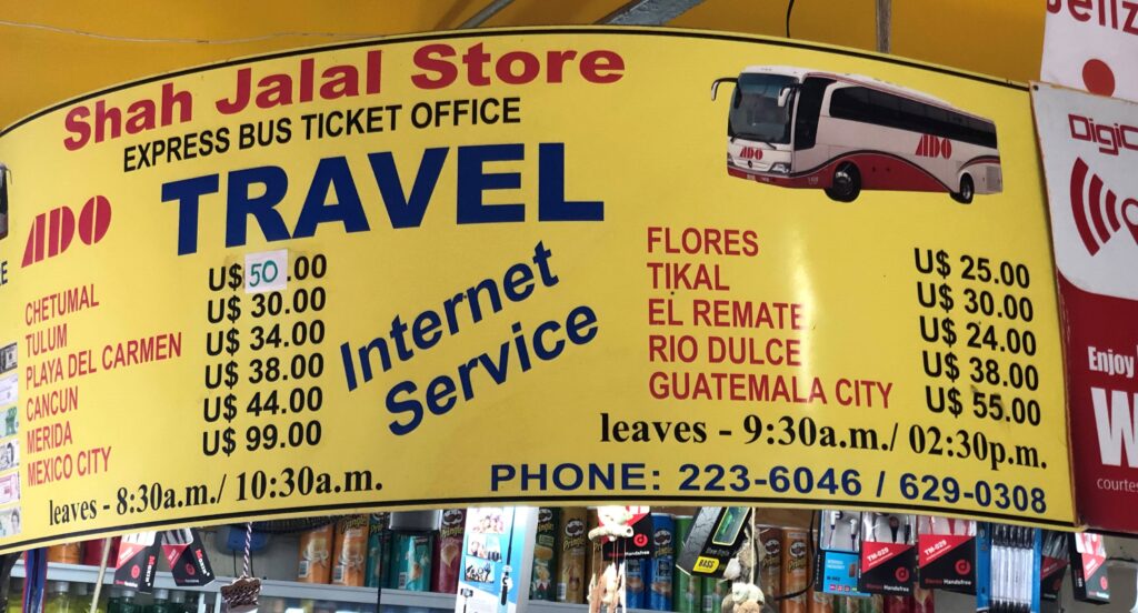 placa no terminal hidroviário de Belize City indicando horários e valores dos ônibus para destinos em Belize, Guatemala e México