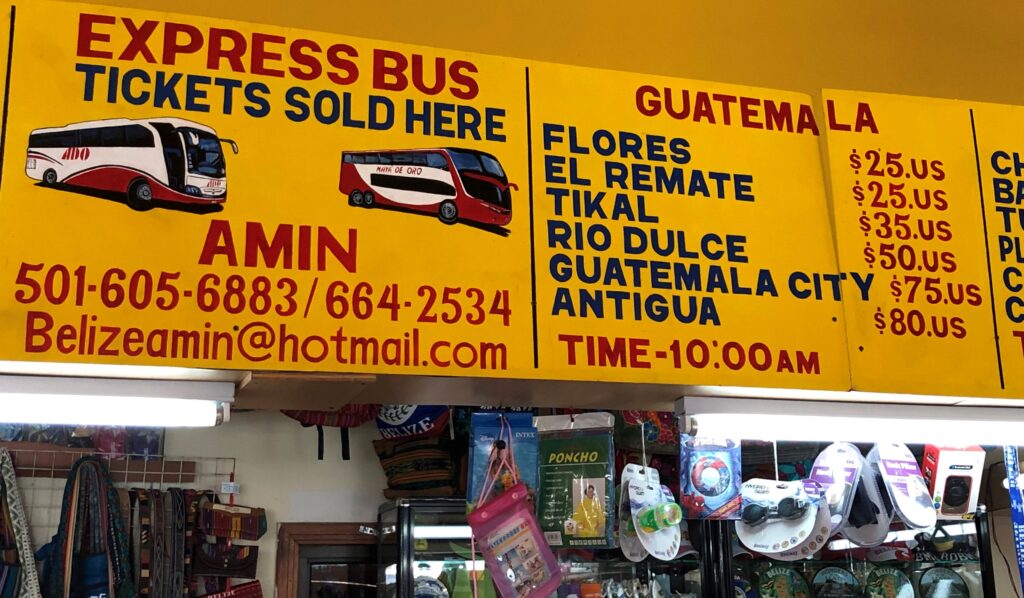 placa no terminal hidroviário de Belize City indicando horários e valores dos ônibus para destinos em Belize e Guatemala