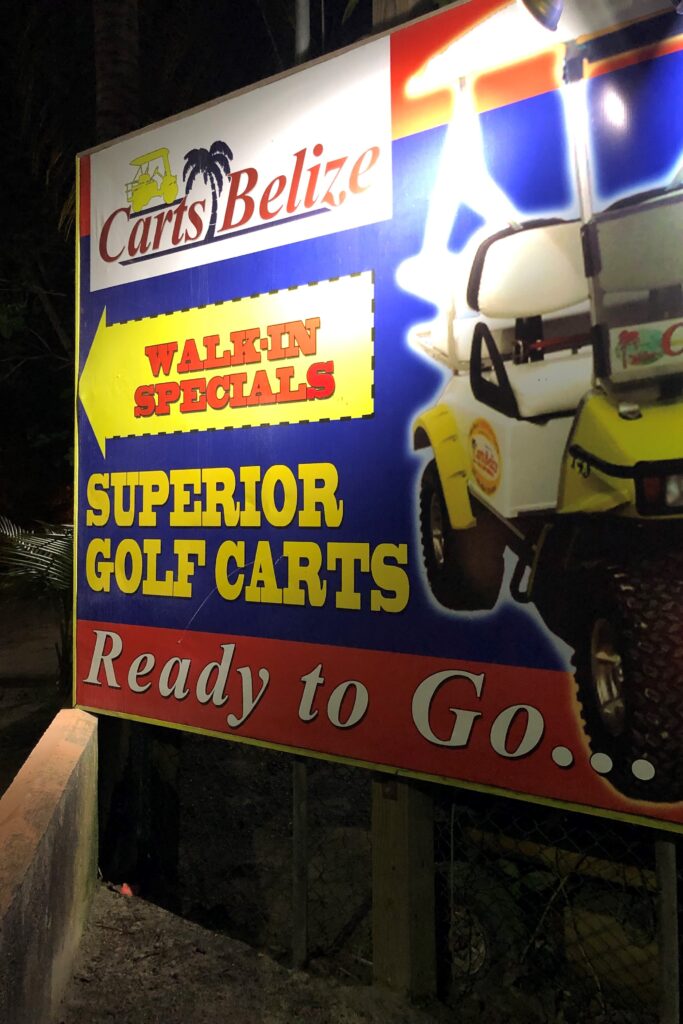 Placa de local em que se aluga carrinhos de golf em Belize chamada "carts Belize"