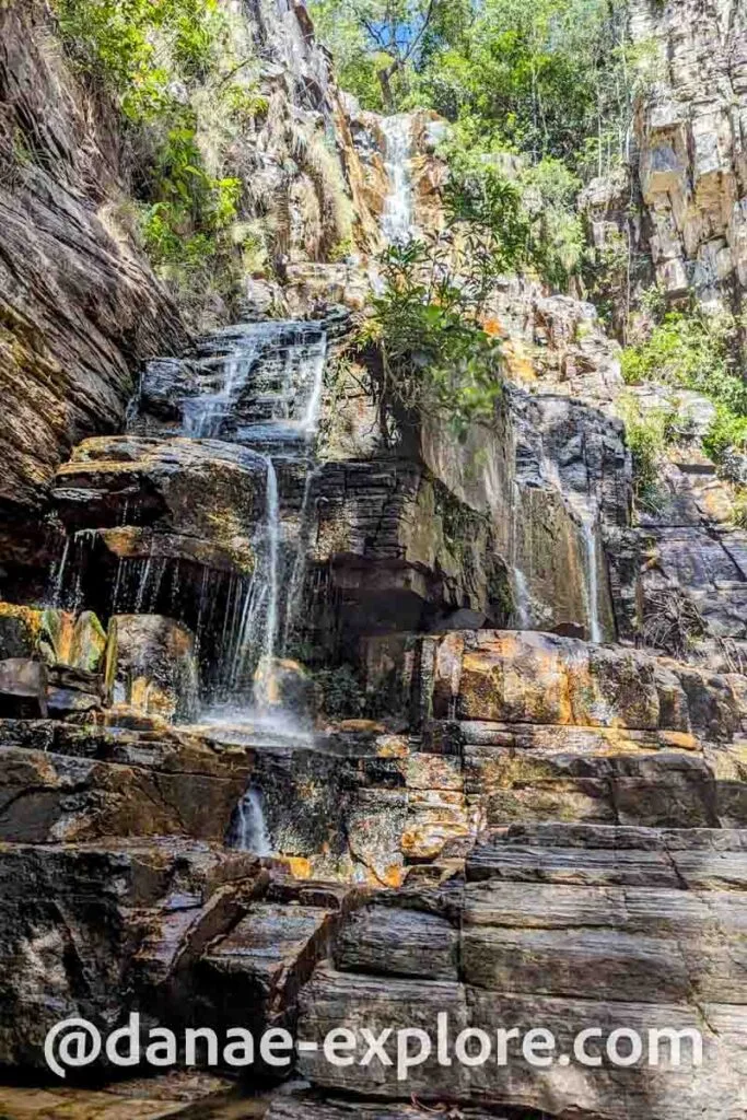 Uma das cachoeiras que compõe o complexo da Cachoeira dos Dragões, em Pirenópolis, Goiás