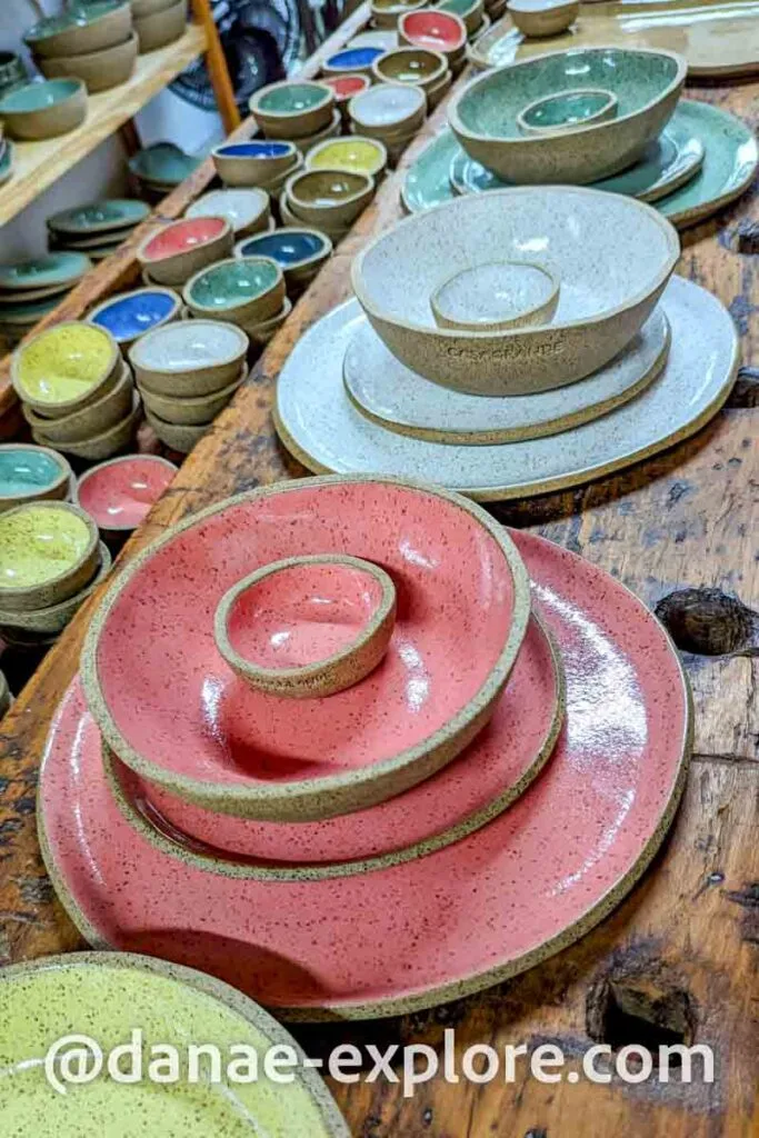 Peças de cerâmica artesanal, da Casagrande Cerâmica Artesanal, em Pirenopolis