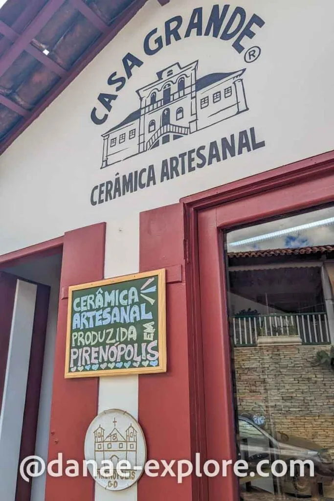 Fachada da loja da Casagrande Cerâmica Artesanal, em Pirenopolis