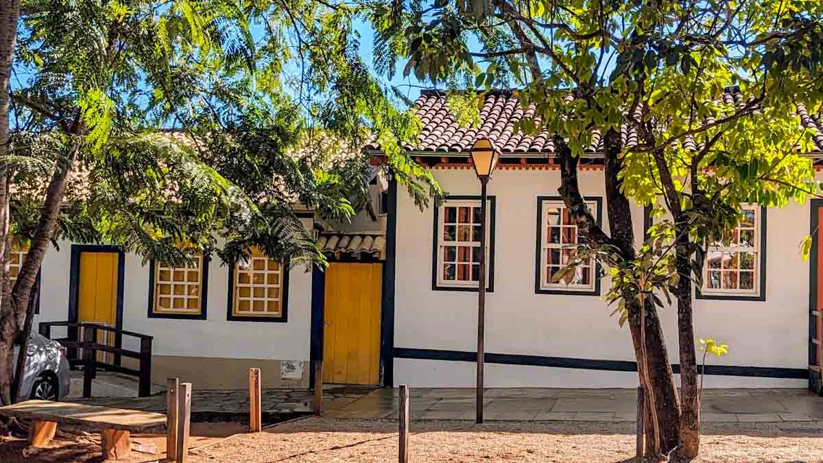 casas históricas, com paredes brancas e portas amarelas, no centro de Pirenópolis, Goiás