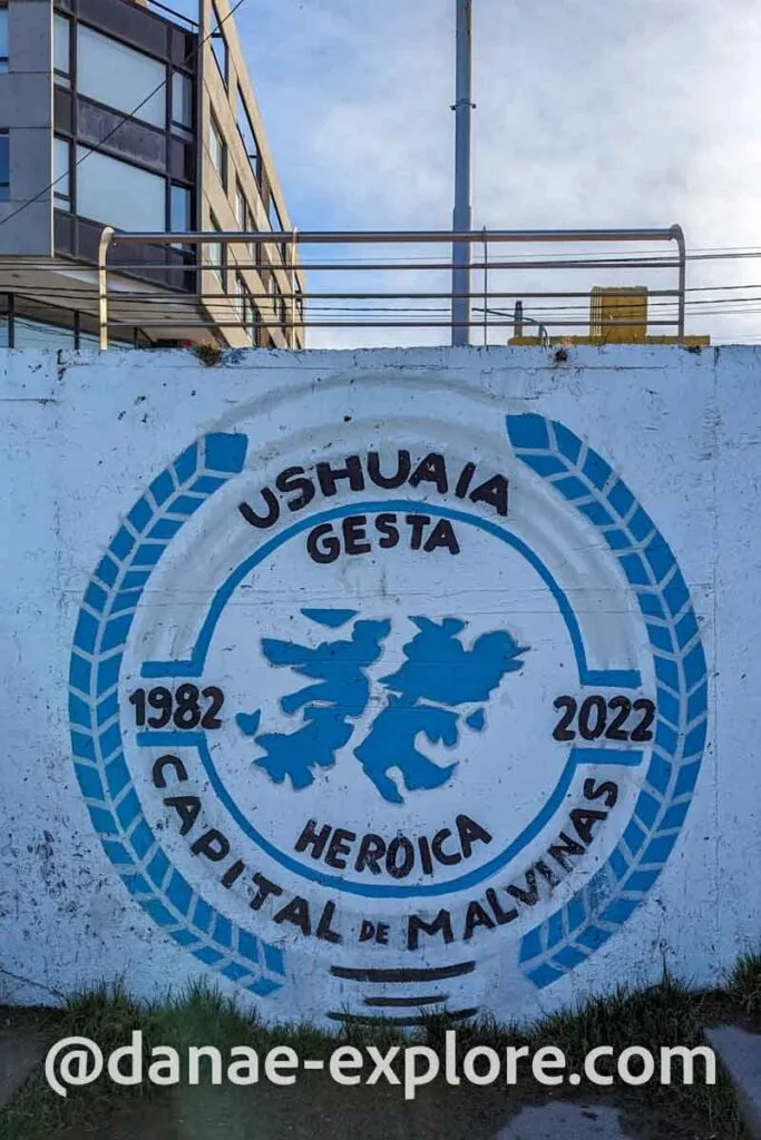 Painting on a wall in blue and black that reads "Ushuaia Gesta Heroica 1982-2022 Capital of Malvinas"