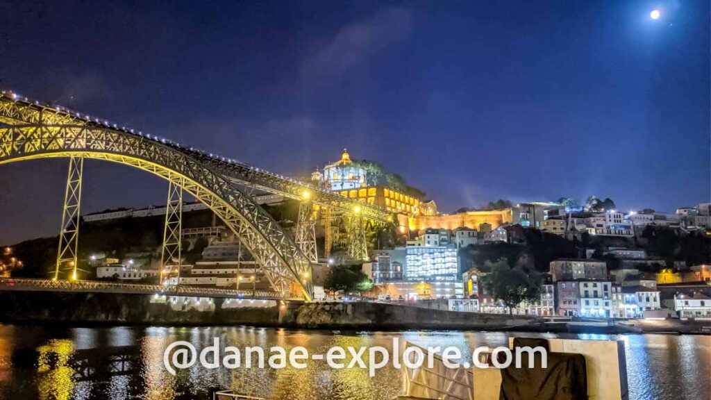 Ponte de D. Luís, na cidade do Porto, Portugal, em uma noite de lua cheia. 