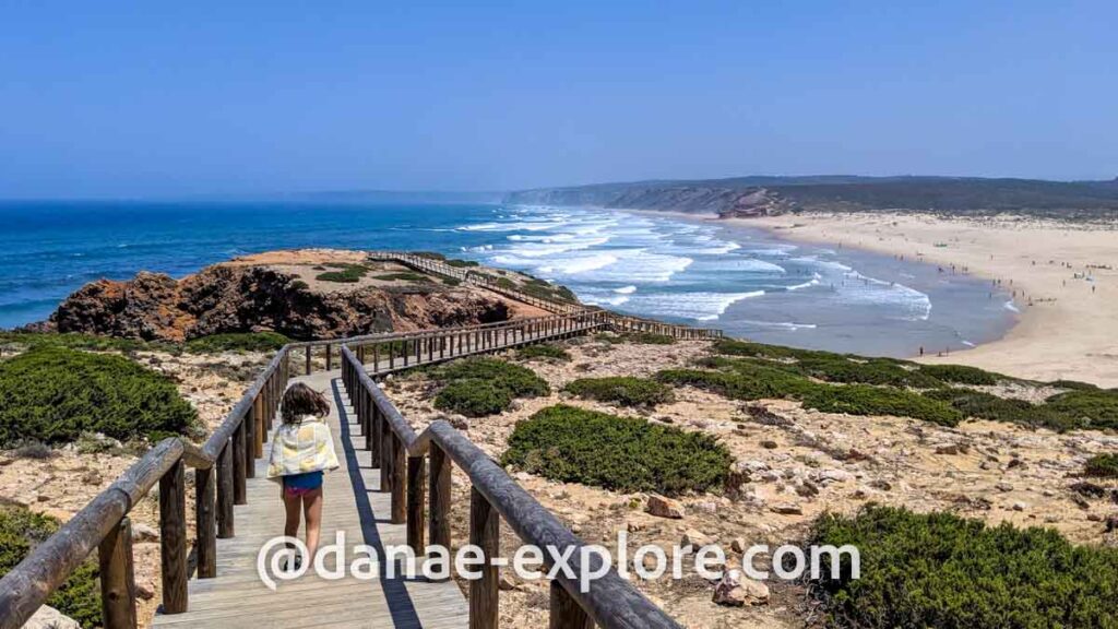 criança andando em passarelas na Praia da Carrapateira, no Algarve, uma das paradas de nosso roteiro de duas semanas por Portugal