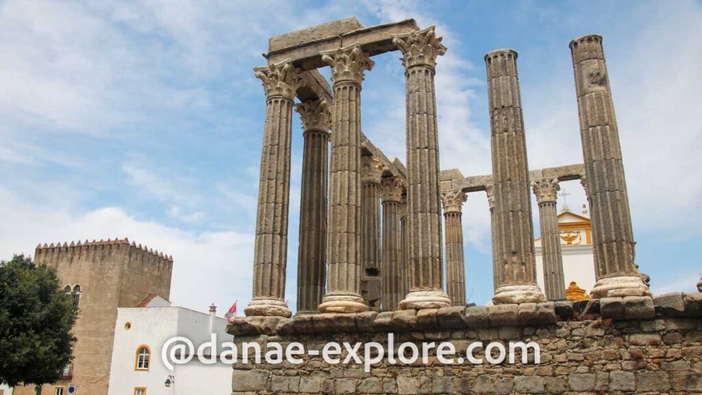 Colunas gregas do Templo de Diana, em Évora, parte de nosso roteiro de duas semanas por Portugal.