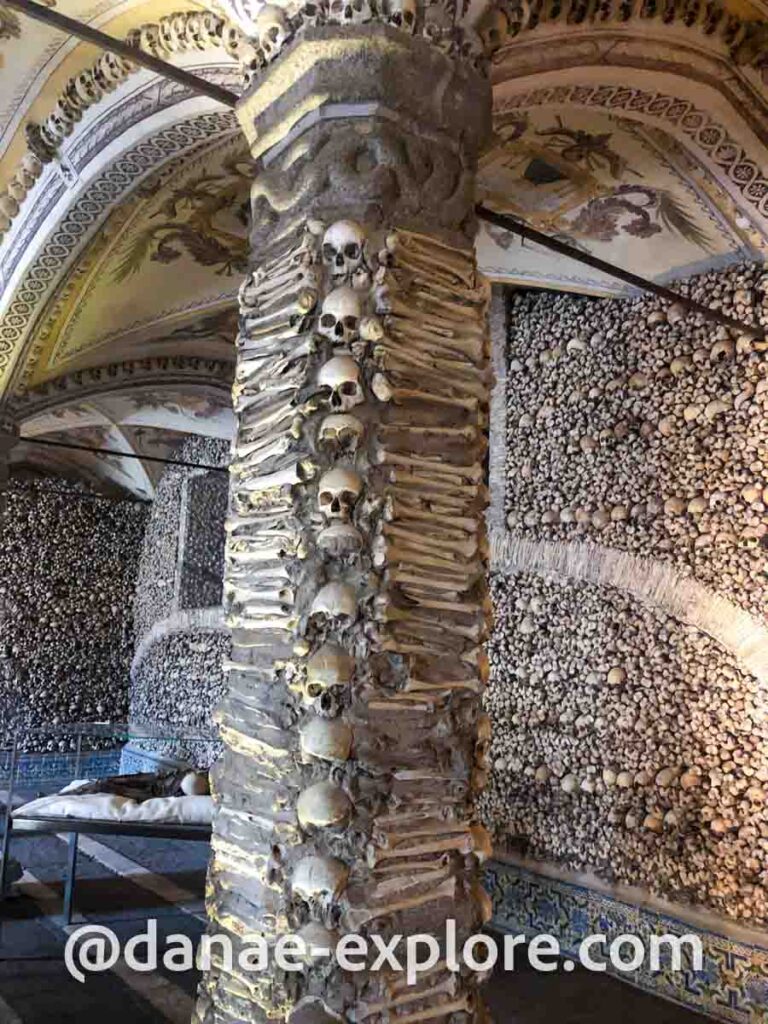 Pilar recoberto com ossos e crânios humanos, na Capela dos Ossos, em Évora, Portugal