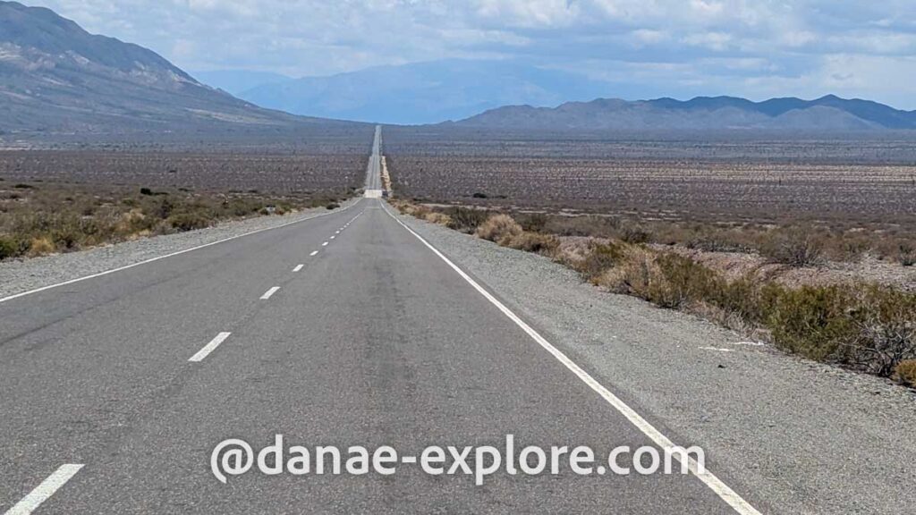 Trecho de estrada reta, em meio ao Parque Nacional Los Cardones, no norte / noroeste da Argentina