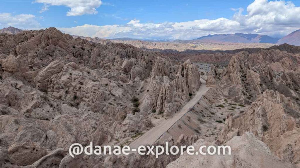 Vista de mirante na Quebrada de las Flechas. abaixo se ve, entre formações rochosas áridas, trecho de estrada sem pavimentação, a Ruta 40, entre Cachi e Cafayate