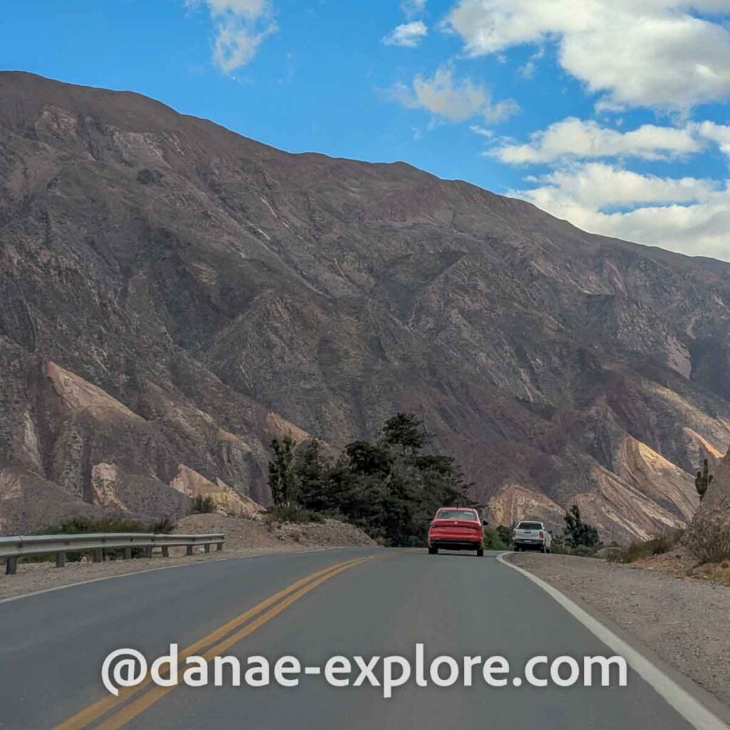 estrada no norte / noroeste da Argentina: pista simples, asfaltada, com sinalização adequada