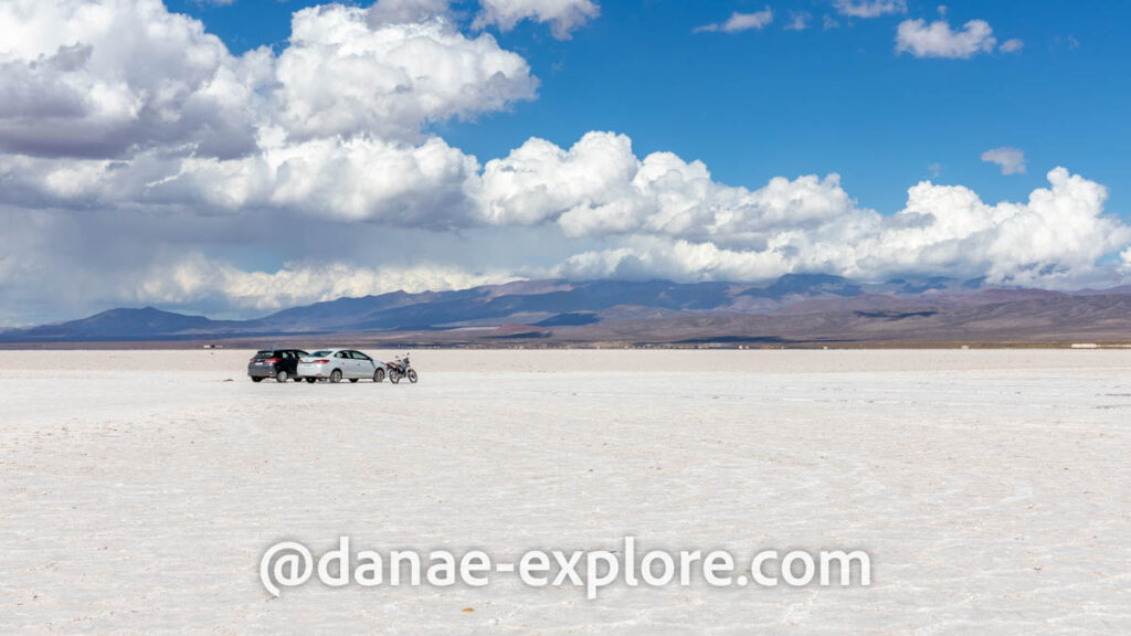 Nossos carros nas Salinas Grandes. O passeio é feito com guias, que vão de moto, enquanto você vai no seu carro particular.