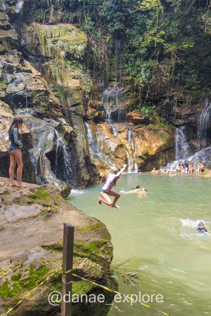 Criança pulando de rocha no Poço Azul