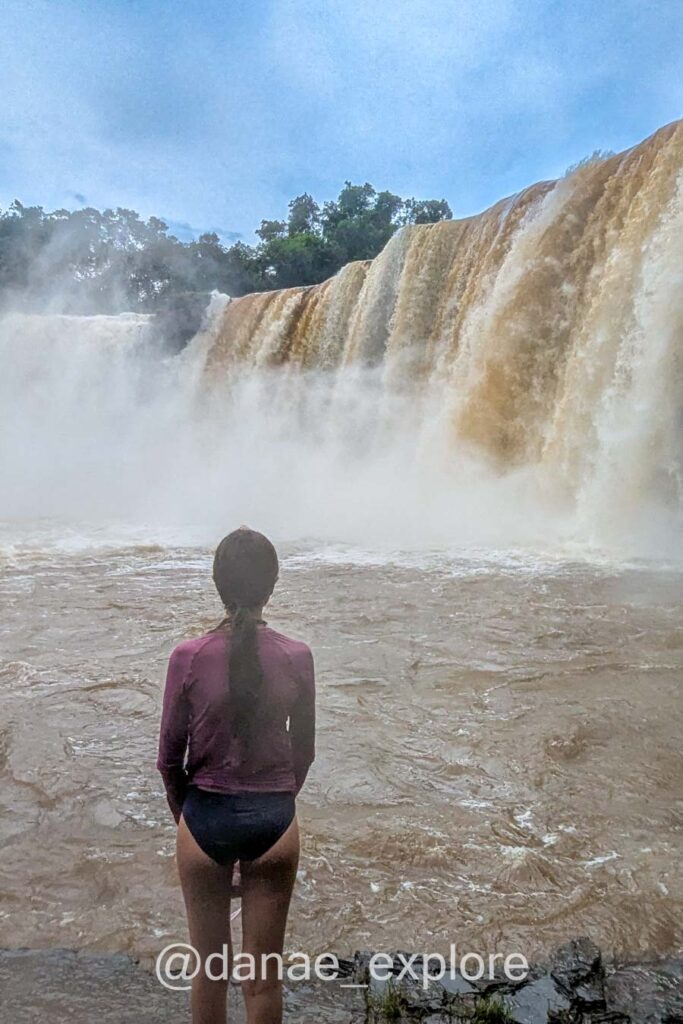 Moça observando a Cachoeira de São Romão, no Parque Nacional da Chapada das Mesas, Maranhão