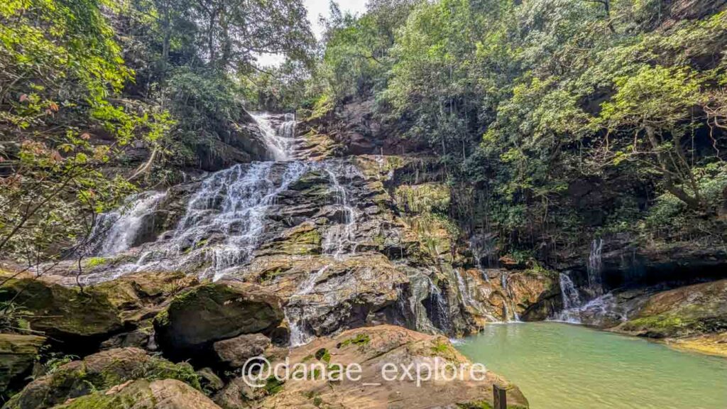 Cachoeira com poço de água a direita, chamado Poço Azul (porém na foto a água é verde clara), na Chapada das Mesas, Maranhão