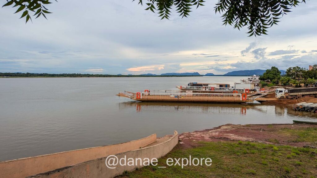 Balsa na margem do Rio Tocantins, em Carolina - MA, em dia nublado