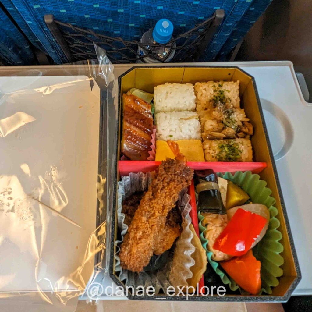 bentô aberto, com diversos tipos de comida japonesa, que comi no Shinkansen