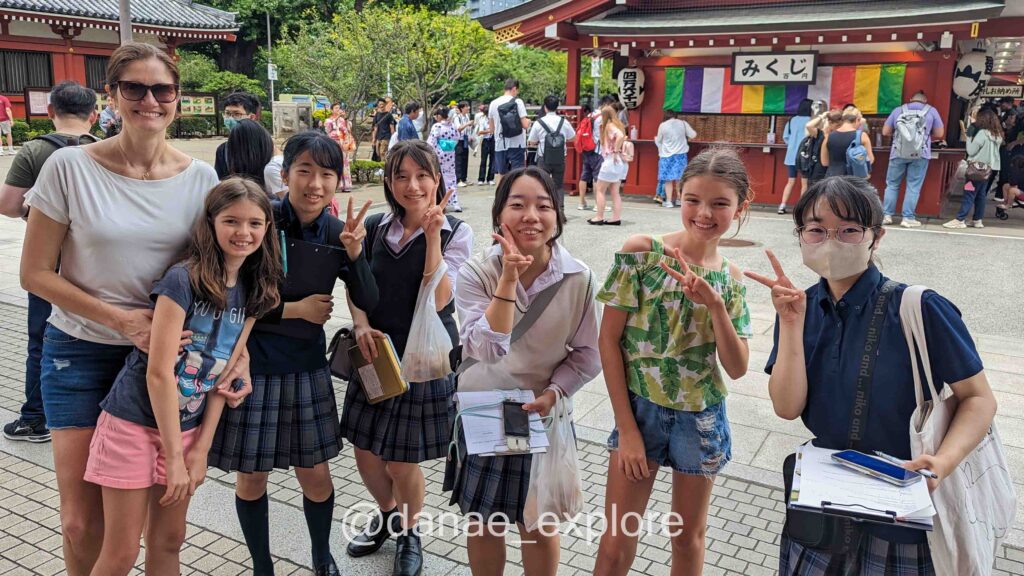eu e minhas filhas com quatro adolescentes japonesas, em trajes escolares, que nos entrevistaram para uma atividade de escola no templo Senso-Ji em Tóquio