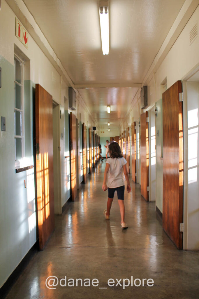 Criança andando pelos corredores do presídio em Robben Island