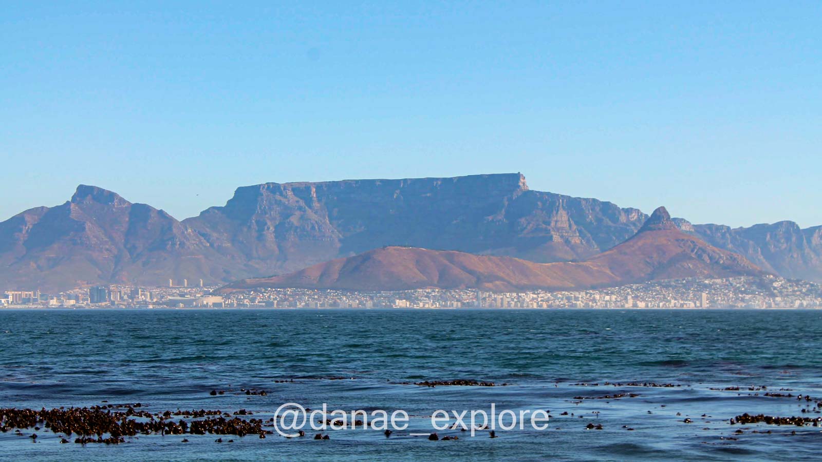 Cidade do Cabo e Table Mountain vistas do ferry que leva a Robben Island, parte de nosso roteiro pela Cidade do Cabo