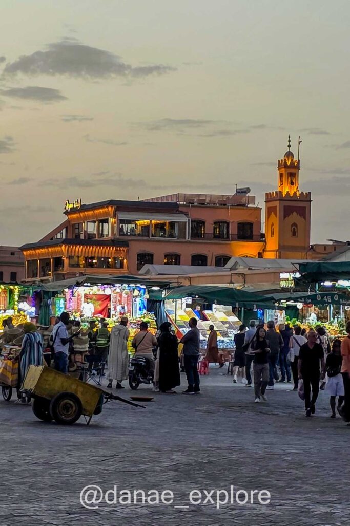 Vendedor de luminárias na Praça Jemaa El-Fnaa, em Marrakesh, à noite